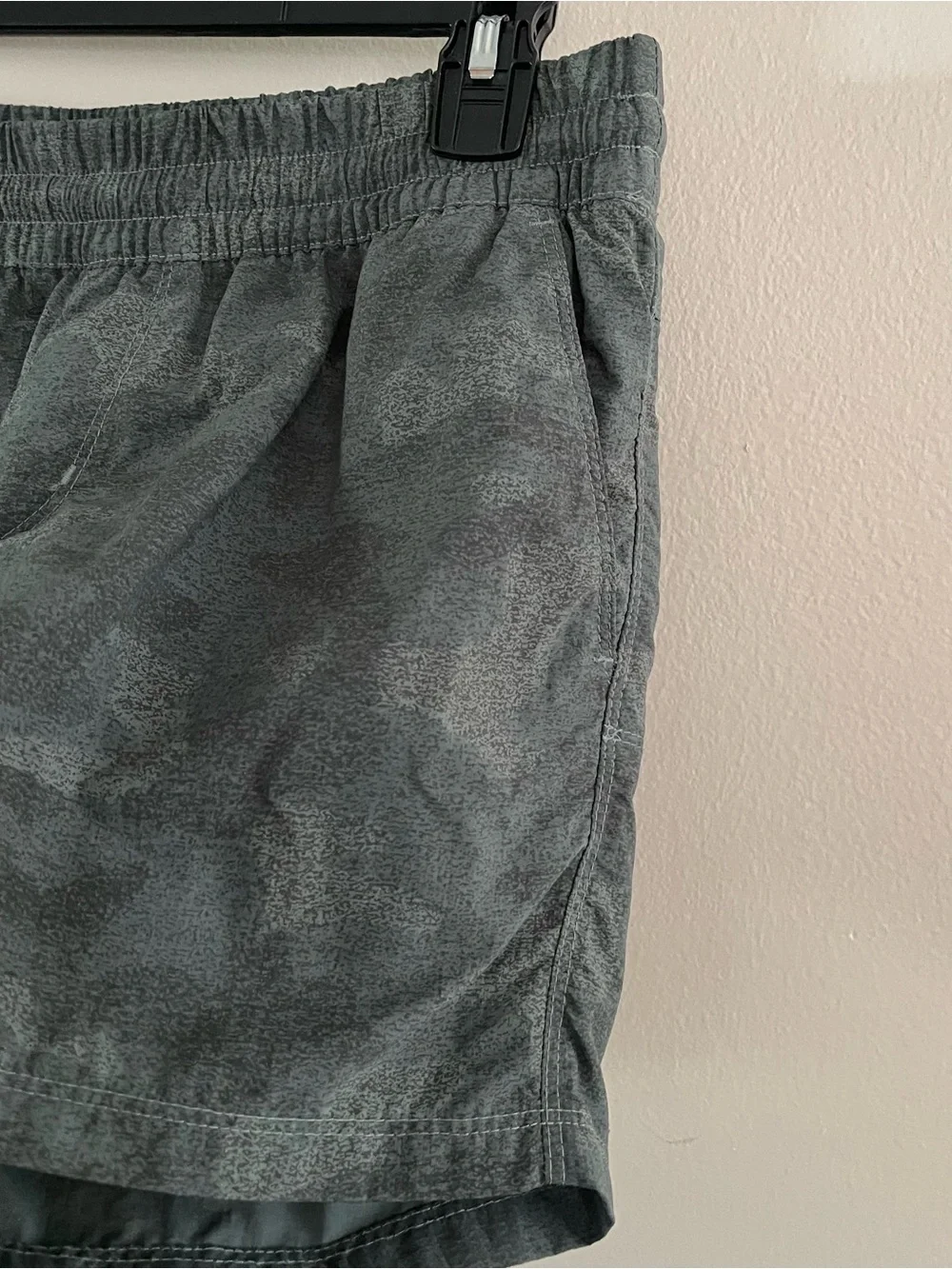 Columbia 100% Nylon 4” Mid rise Cargo Hiking Shorts - green camo - 4